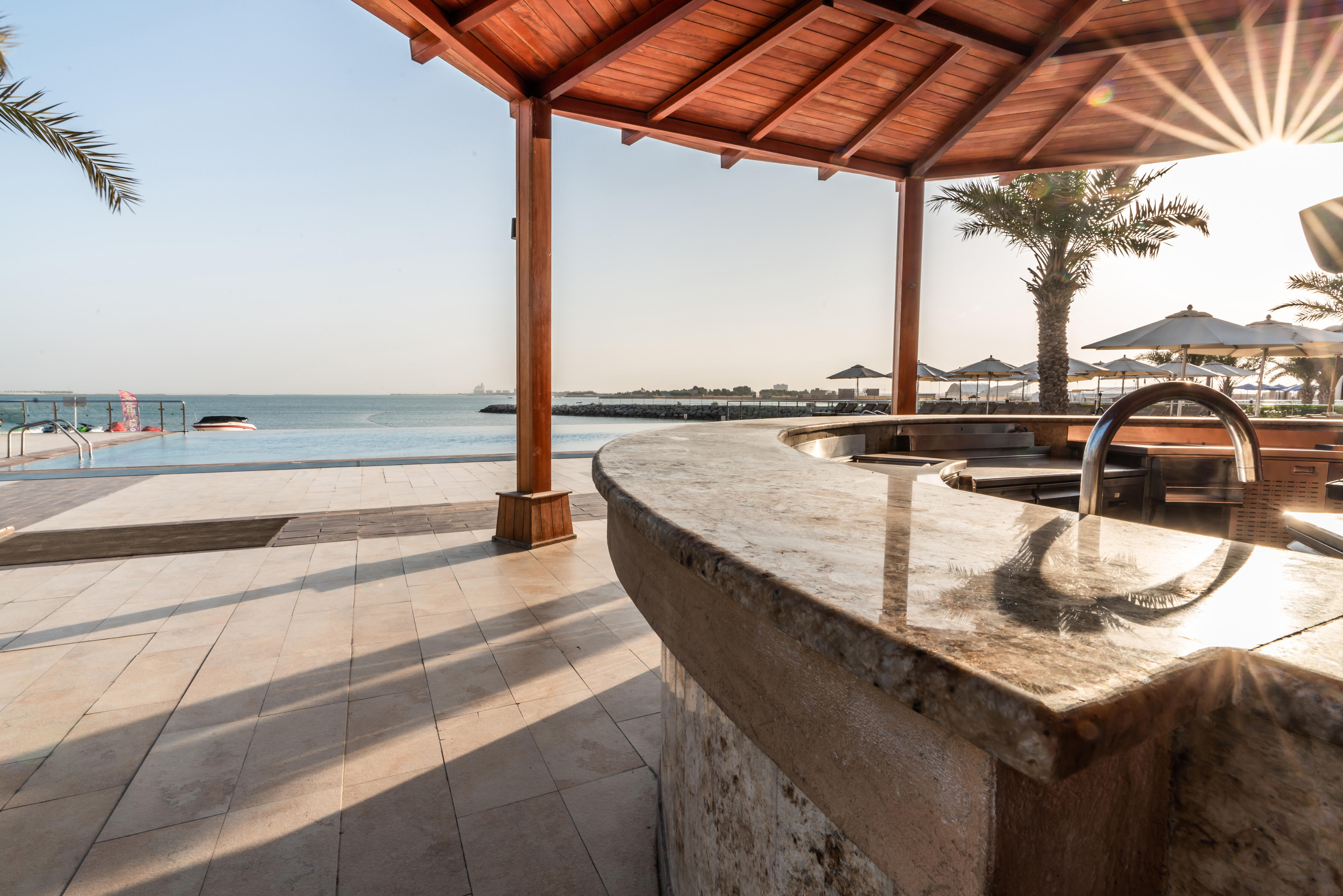 Rixos Bab Al Bahr/ Su pool bar