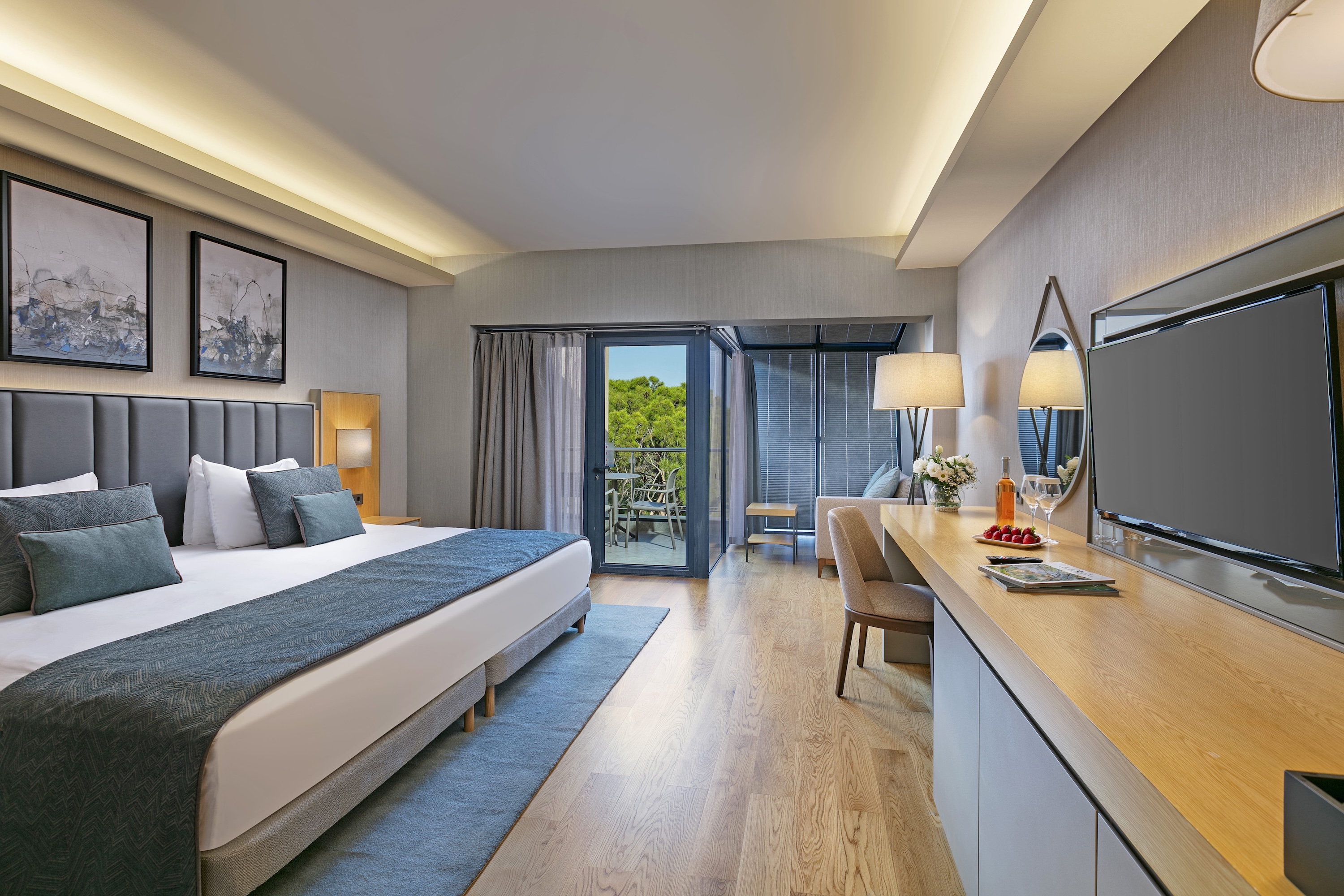 Geniş Rixos Sungate Superior Oda'da mavi bir örtü ve vurgulu yastıklar içeren kral boy yatak bulunmaktadır. Odada büyük bir televizyonun bulunduğu uzun ahşap bir çalışma masası, taze meyve ve şaraptan oluşan bir karşılama ekranı ve ağaçlarla kaplı bir balkona açılan bir kapı bulunmaktadır